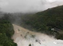 大雨无情人有情！仰天农庄走进受灾群众，为他们送去救援衣物